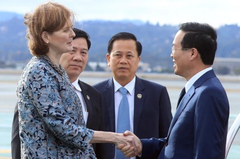 APEC 2023：越南国家主席武文赏抵达旧金山 开始出席2023年亚太经合组织领导人会议周之行