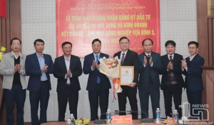 向 BMK集团股份公司颁发超4.1万亿越盾项目投资许可证