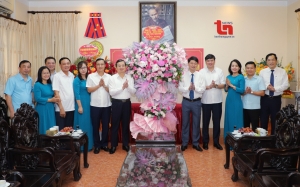 省领导和各单位祝贺越南革命新闻日