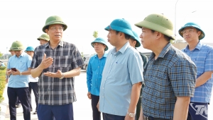 省领导人对设在珂山乡一些工业群的进度进行检查