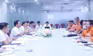 省领导人与钨马山有限公司进行工作会谈