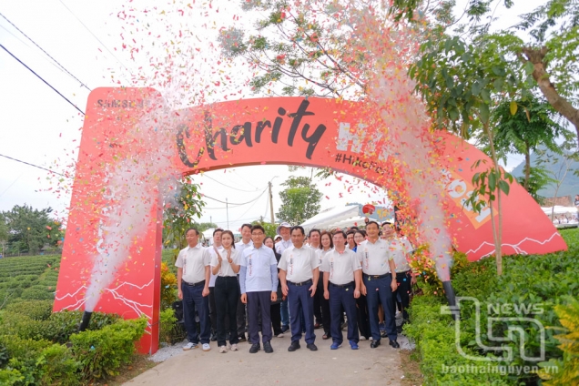 太原省委书记郑越雄参加为患有心脏病儿童公益徒步活动