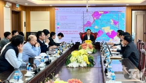 省领导人检查本省南边重点项目的实施进展